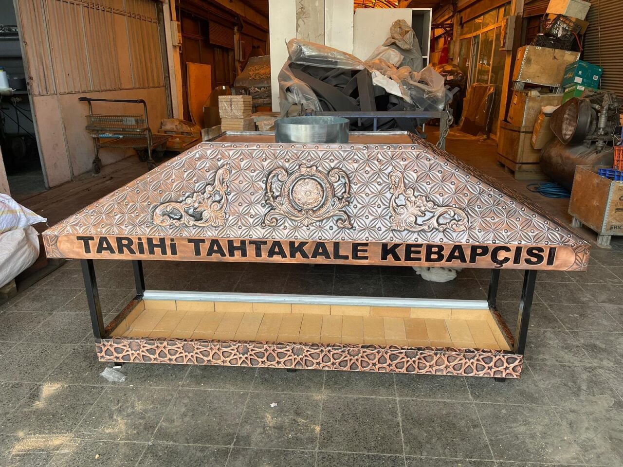 Frankfurt'taki Türk restoranları için bakır ocakbaşı, mangal, ızgara ve barbekü sistemleri. Özel üretim, kaliteli işçilik ve Almanya geneline güvenli ihracat.